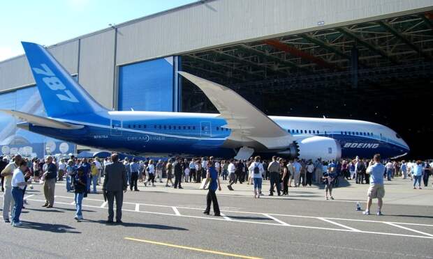 Boeing 787 Roll-out.jpg