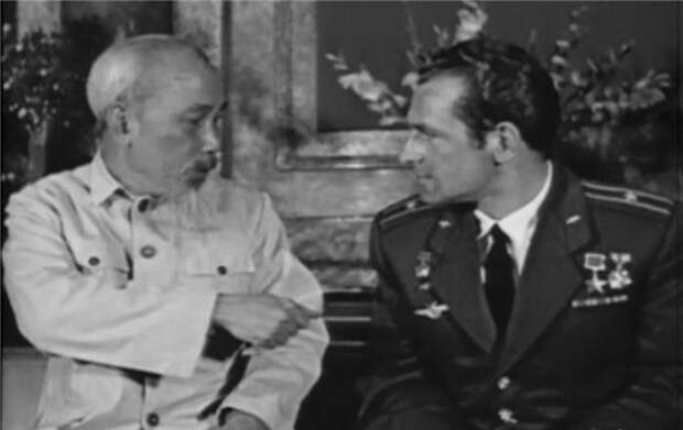 Президент Хо Ши Мин беседует с летчиком-космонавтом СССР Германом Титовым во Вьетнаме в 1962 году. / Фото: www.lecourrier.vn