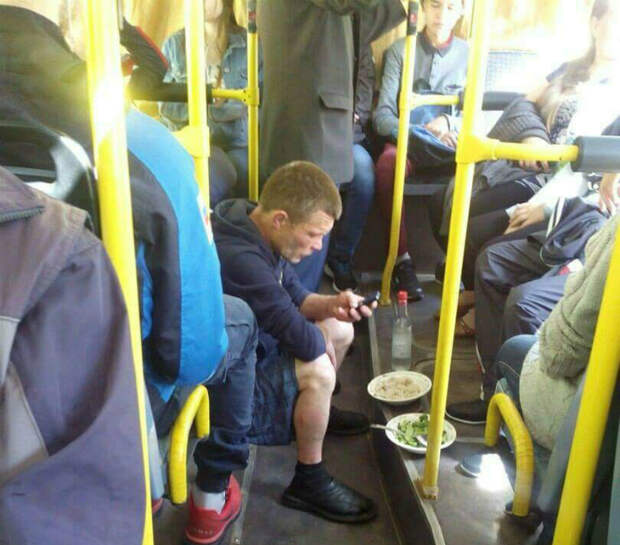 Трапезничать в автобусе? А почему бы и нет? | Фото: Reddit. Трапезничать в автобусе? А почему бы и нет? | Фото: Reddit.