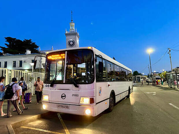 В Сочи с 1 июля автобус между центром города и аэропортом начнет ходить круглосуточно