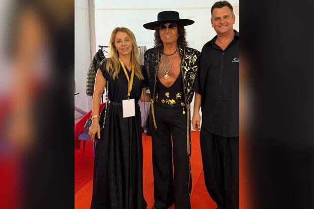 Певец Валерий Леонтьев выступил в жилете без рубашки и широких брюках в Таиланде