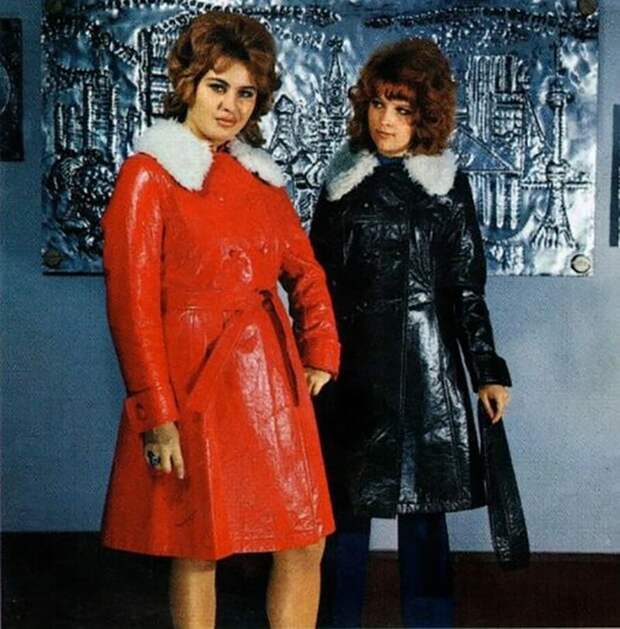 Девушки в модных пальто на фоне чеканки