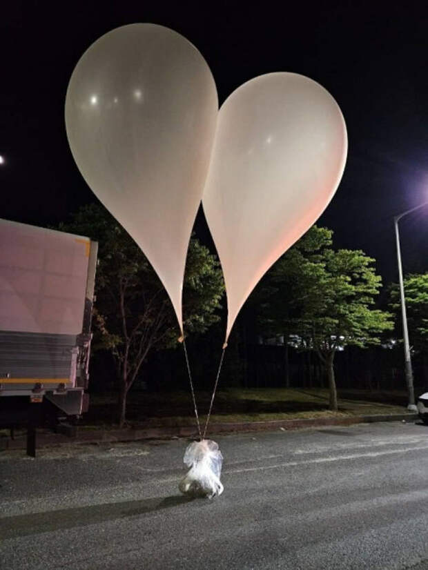 КНДР отправила 150 воздушных шаров с говном и мусором в Южную Корею