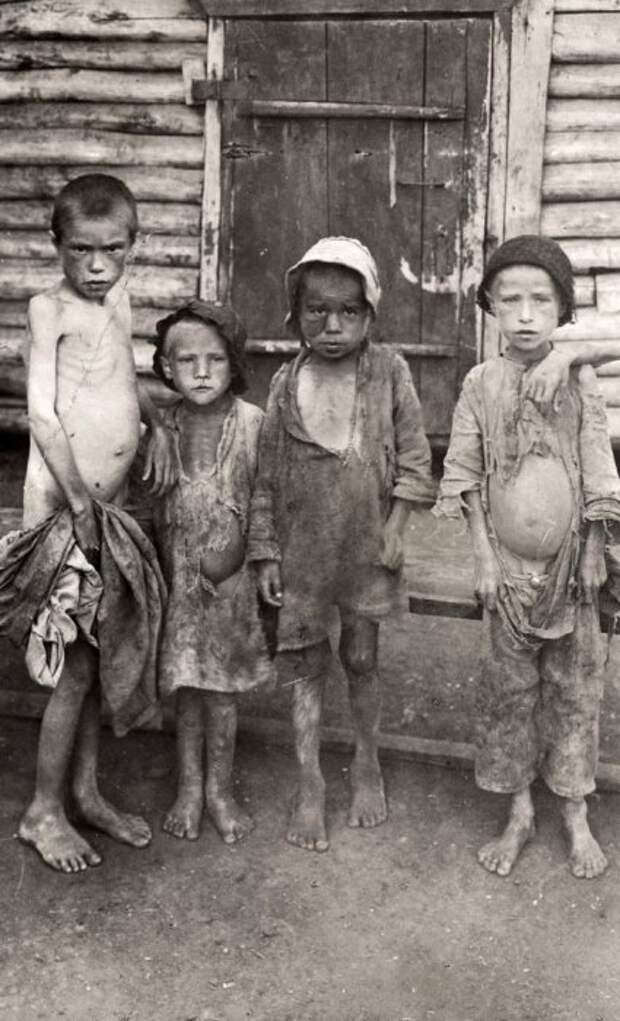 Пострадавшие от массового голода во время Гражданской войны в России на территориях, которые были подконтрольны большевиками. Россия, Поволжье, осень 1921 года.