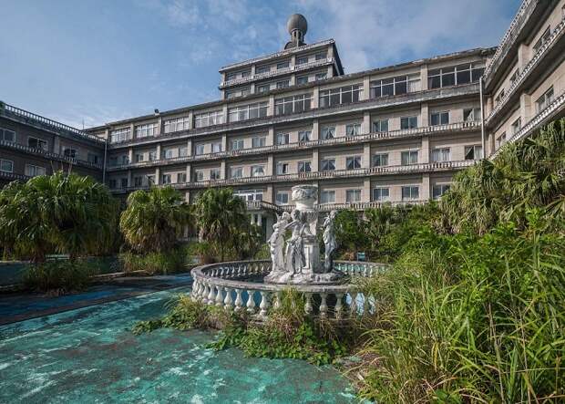 Природа наступает на некогда процветающий отель Hachijo Royal Hotel (остров Хатидзедзима, Япония). | Фото: ralphmirebs.livejournal.com. Природа наступает на некогда процветающий отель Hachijo Royal Hotel (остров Хатидзедзима, Япония). | Фото: ralphmirebs.livejournal.com.