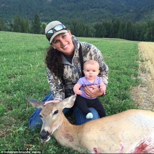 Первая охота малыша: Аманда Лоури похвасталась на Инстаграме оленем, которого застрелила во время дебютной охоты дочери дети, женщины, животные, охота