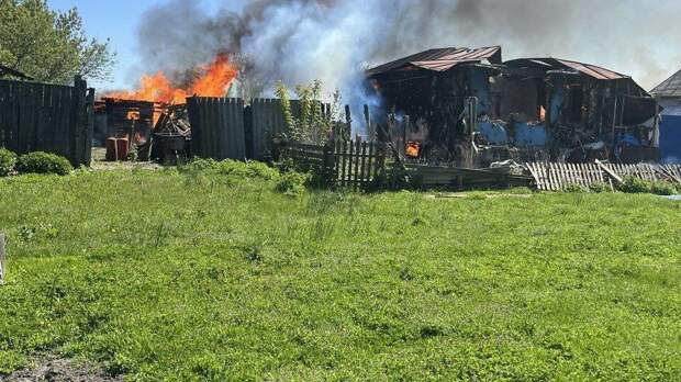 Два дома загорелись после обстрела Курской области