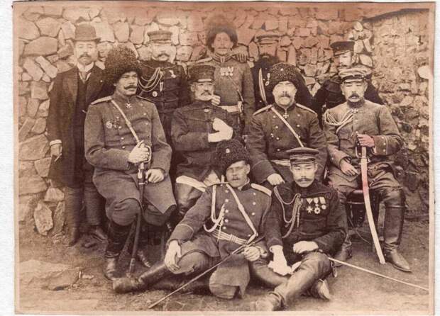 Русские и японские офицеры после капитуляции гарнизона Порт-Артура. Ноги второй слева во втором ряду. Справа от него (относительно фотоаппарата) комендант города А. М. Стессель.