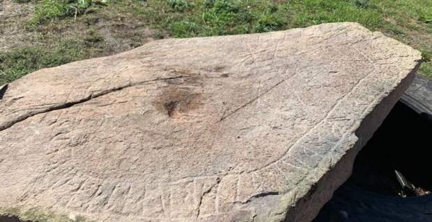 Уникальная находка: шведский фермер нашел огромный рунический камень во время работы в поле itemprop=