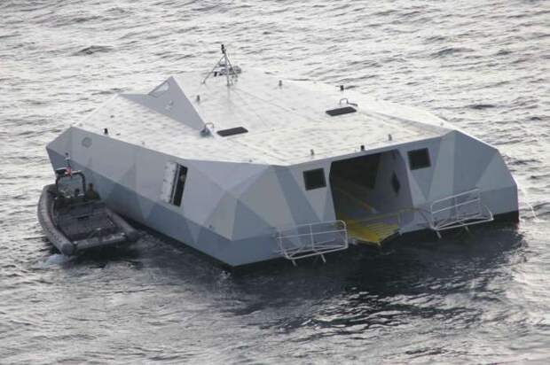 Виден открытый пандус для захода 11-метровой десантной лодки.