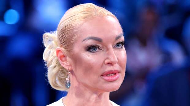 Анастасия Волочкова в бикини показала шпагат на плече молодого танцора