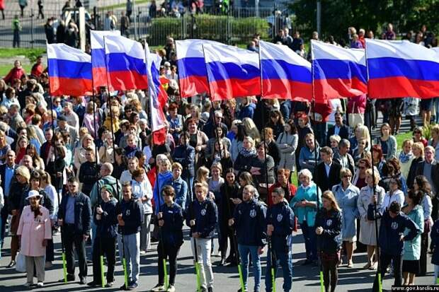 Тысячи краснодарцев вышли на праздник в честь Дня государственного флага России