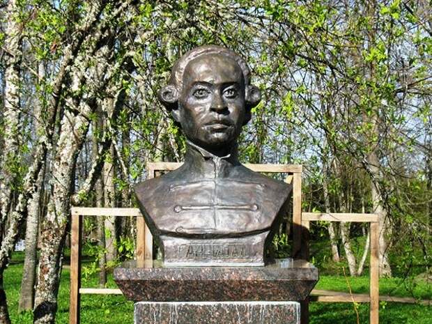 Памятник основателю Херсона Ивану Ганнибалу.