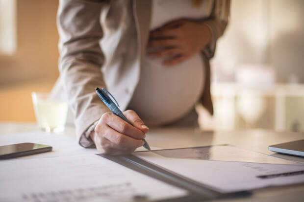 Юрист Минакова: самозанятые не могут уйти в классический декрет без статуса ИП