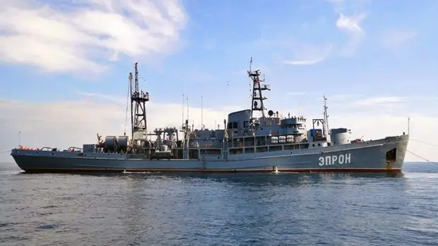 Спасатели ЧФ провели учения по снятию с мели аварийного корабля