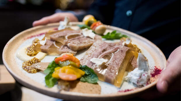 Стафилококк на праздничном столе: чем опасен магазинный холодец