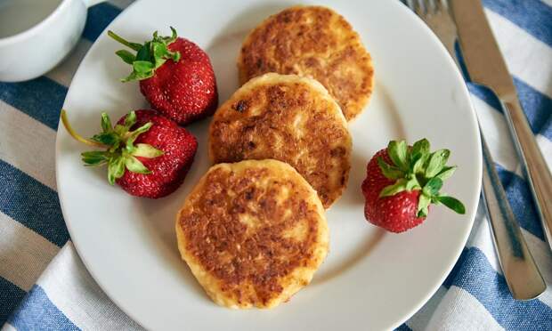 Пышные сырники с хрустящей корочкой: лучший рецепт с манной крупой, как у бабушки