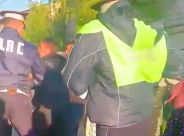 В Туле толпа цыган пыталась отбить у инспекторов задержанного нарушителя
