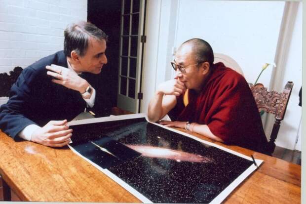 Американский астроном Карл Саган объясняет Далай-ламе устройство вселенной. 1991
