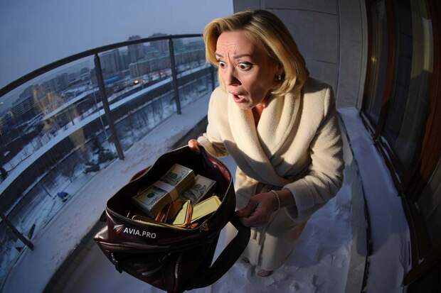 Сумку с золотом и наличными на ₽100 000 000 нашла у себя на балконе жительница