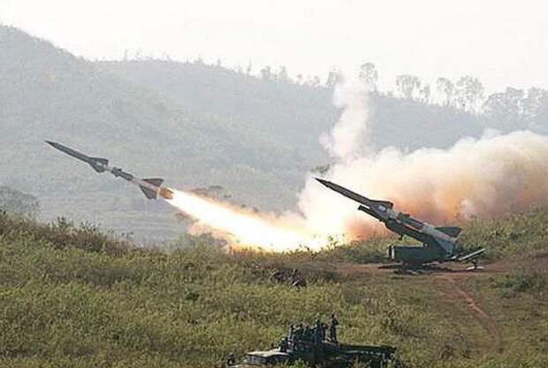 За минуту до... В первый год Войны во Вьетнаме (1965) советским операторам требовалось  2-3 ракеты ЗРК С-75 на один американский самолёт. Потом этот показатель, конечно ухудшился, но до самого конца США так до конца и не нашли ключик к "Двине". Фото VNA