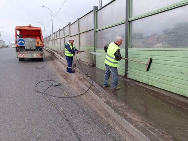Астраханские коммунальные службы провели работы по очистке дорог от наносного грунта и промывке шумозащитных экранов
