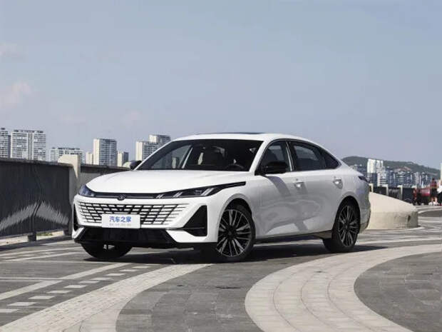 Просторный 192-сильный седан Changan — всего 72,9 тыс. юаней (830 тыс. рублей). Представлен обновленный Changan Eado