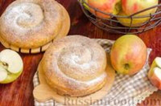 Фото к рецепту: Вертута с яблоками, грецкими орехами и изюмом