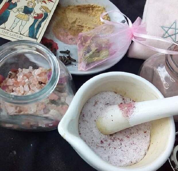Современная ведьма с котлом и палочкой поделилась, как она 