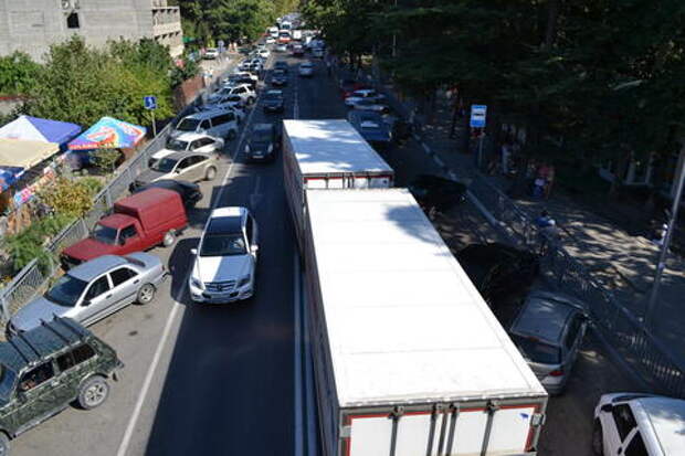 Проезд грузовиков массой более 15 тонн запретят на трассе Джубга - Сочи с начала лета до середины сентября
