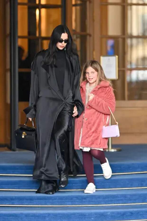 8-летнюю дочь Ирины Шейк засняли с матерью в Париже: фото