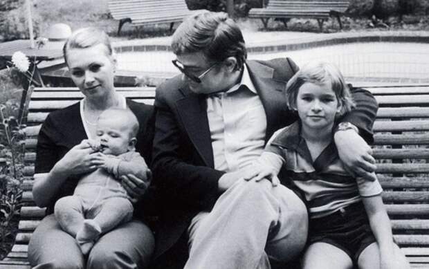 Игорь Андропов и Татьяна Квадракова с детьми Татьяной и Константином. Игорь Андропов и Татьяна Квадракова с детьми Татьяной и Константином.