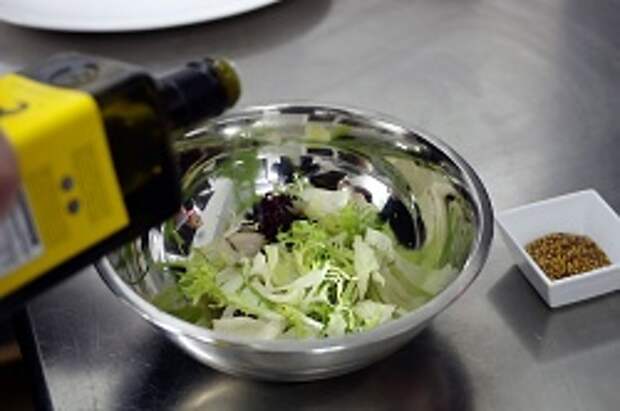 Заправляем микс-салат оливковым маслом