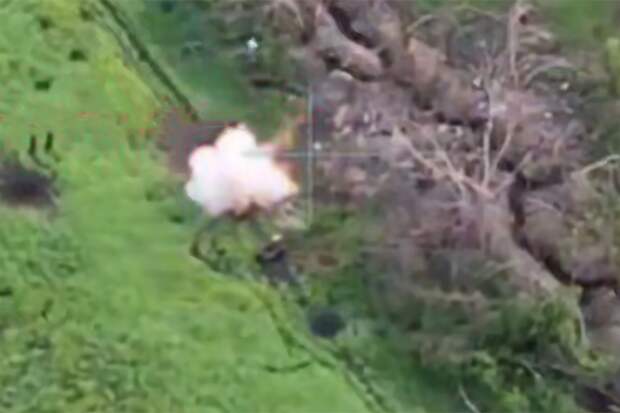 Схватка робота ВСУ и дрона ВС РФ у Днепропетровской области попала на видео