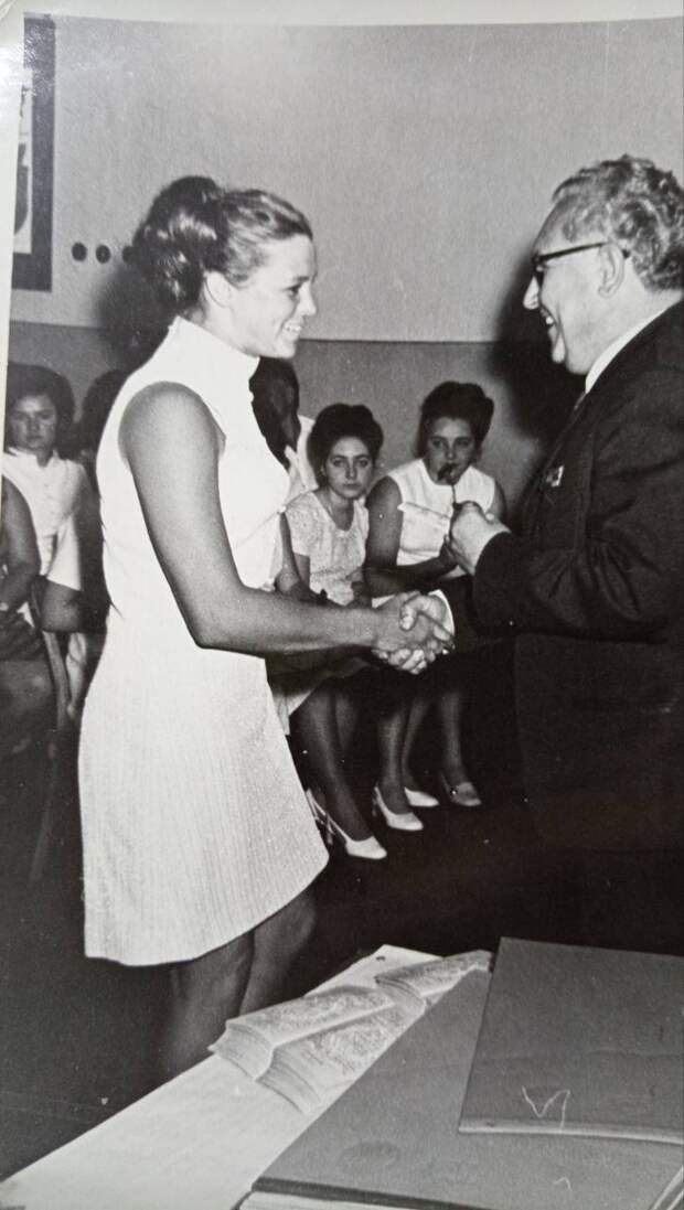 Одесса, 1972 год. Выпускной. (Очень недовольна прической, со слезами пошла в школу). Прислала «Мамароза».jpg