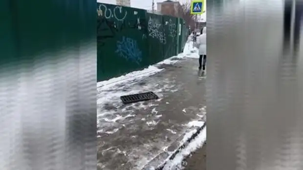 Обнаглели: в Краснодаре средь бела дня воруют ливневки ВИДЕО