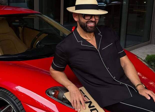 Раскрыта стоимость роскошного наряда «человека-лавандового рафа»