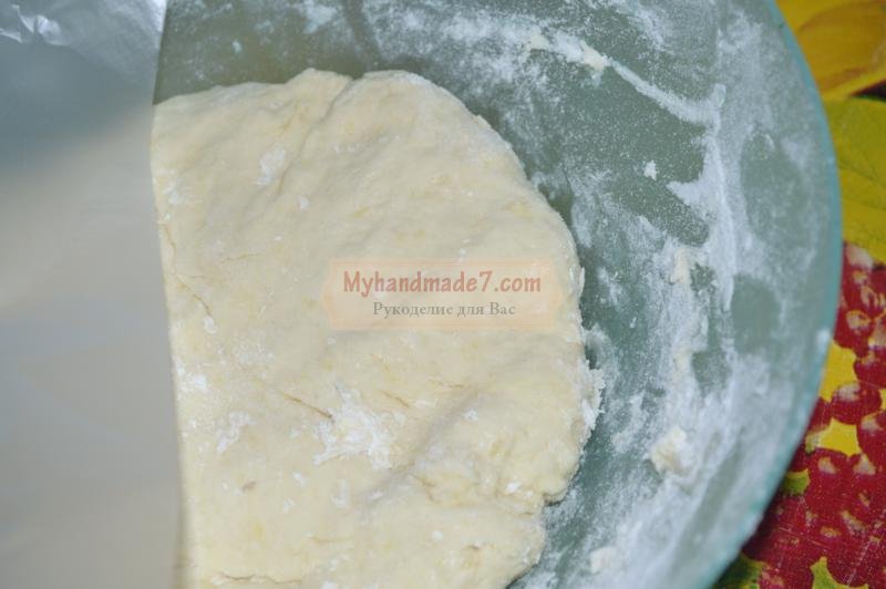 пицца с колбасой и солеными огурцами