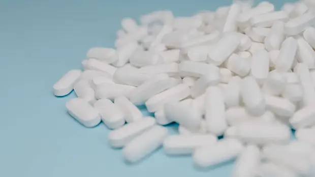 Терапевт Беляева посоветовала не запивать лекарства алкоголем, соками и газировкой