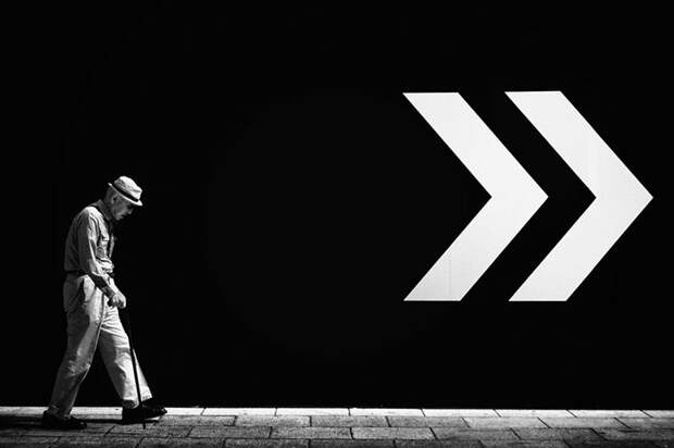 perfectly-timed-street-photography-99-58107d1c606a6__700
