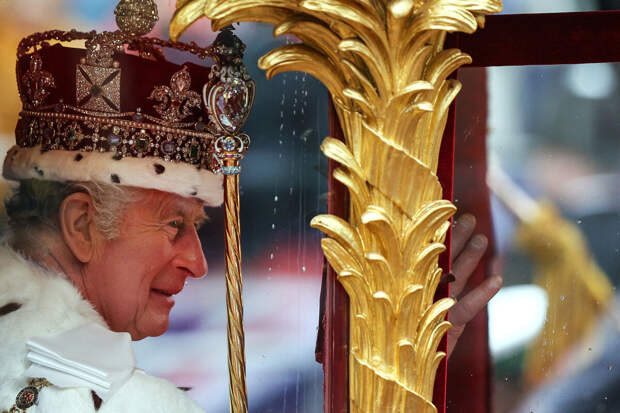 Sky News: Карл III примет военный парад в Лондоне в карете, а не верхом на коне
