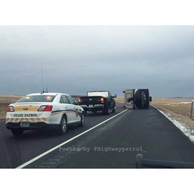 Северная Дакота, грузовик устал и уснул) полицейский автомобиль, полиция, сша