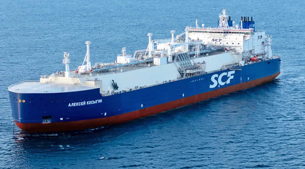 Первый построенный в России 300-метровый арктический танкер введен в строй