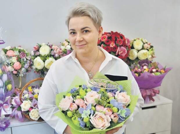 Жительница Северного дарит друзьям цветы со сладкой начинкой