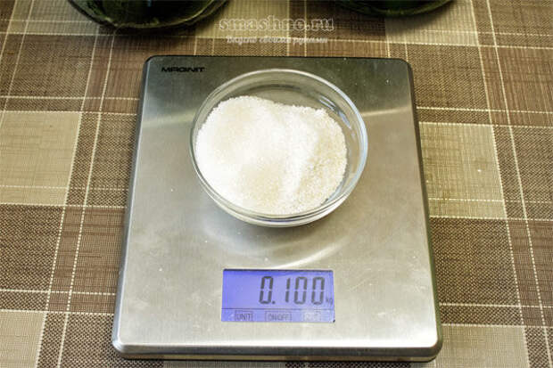 Соль и сахар в миске на весах