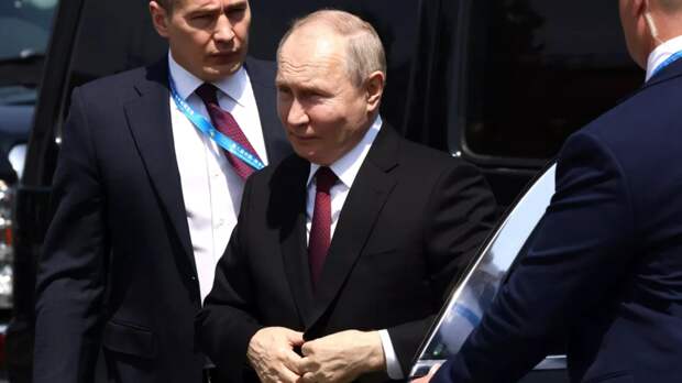 Путин посмотрел процесс сборки коллайдера тяжёлых ионов NICA в Дубне