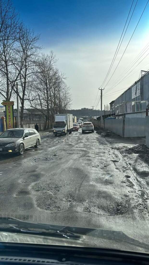 Жители Иркутска и пригорода не могут доехать домой и из дома из-за сильно разбитой дороги 1 Жители Иркутска и пригорода не могут доехать домой и из дома из-за сильно разбитой дороги