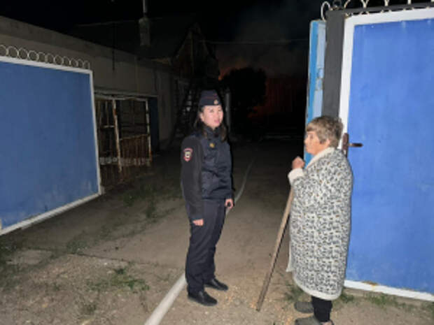 В Оренбургской области девушка–полицейская оказала помощь пенсионерке при пожаре