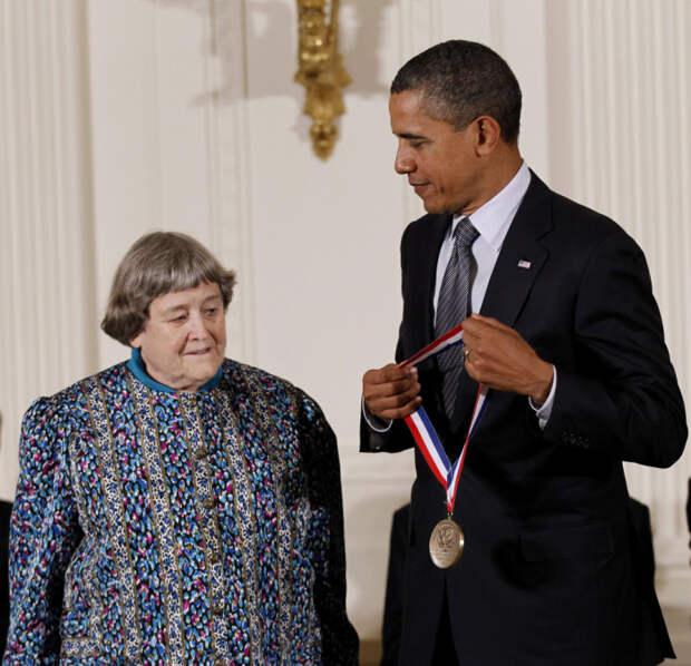 Барак Обама вручает Ивонн Брилл Национальную медаль «За технологии и инновации», во время церемонии в Восточной комнате Белого дома в Вашингтоне. (АР). / Фото: www.blogs.voanews.com