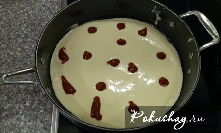Вылить тесто на сковороду Вылить тесто на сковороду
